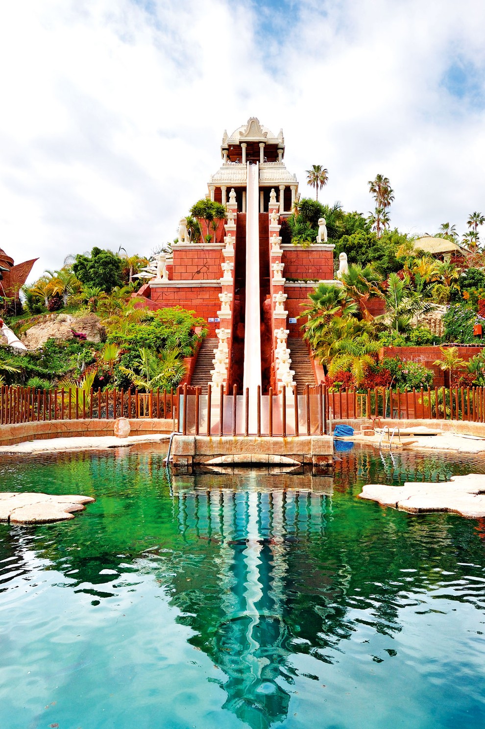 SIAM PARK, TENERIFE, ŠPANIJA Vodni park na Kanarskih otokih ima številne atrakcije – tako za družine kot tiste, željne adrenalinskih …