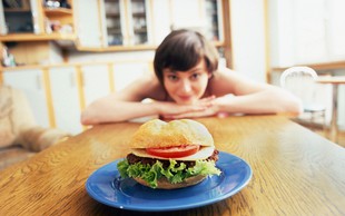Bi radi izgubili maščobo? Preden začnete spreminjati prehrano, poskusite z naslednjim