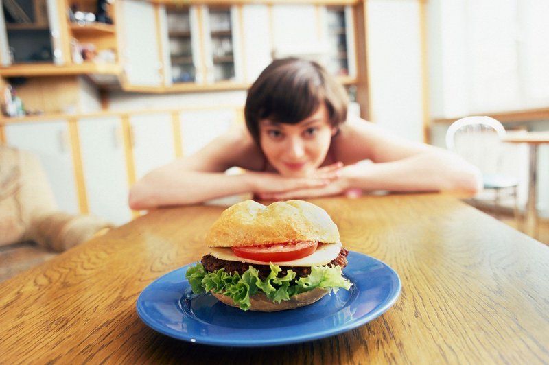 Kako zlahka oklestite 500 kalorij na dan (brez vadbe) (foto: Profimedia)