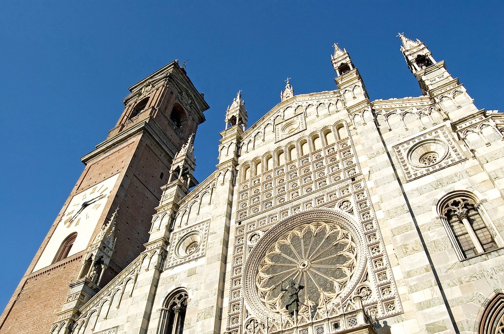 DUOMO di MONZA Stolnica svetega Janeza je zgrajena v romansko-gotskem slogu. Črno-beli marmor arkadnega pročelja je bil postavljen v sredini …