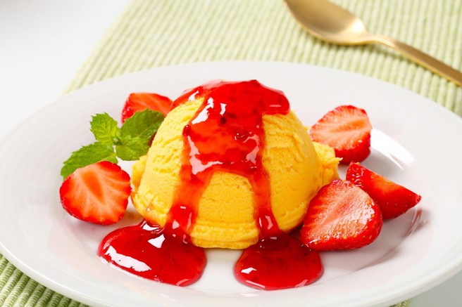 Recept: Bananina poslastica z jagodno omako