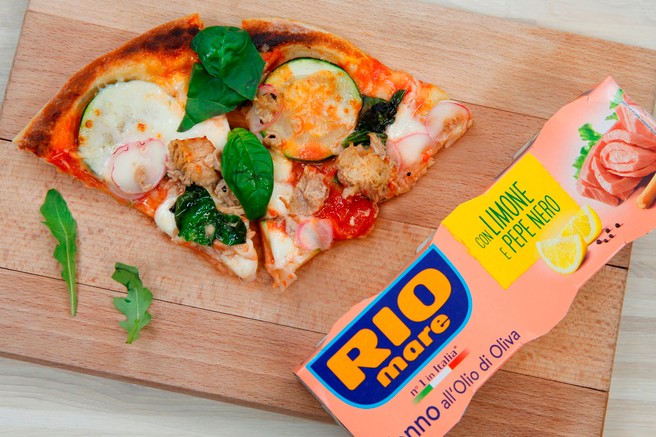 RECEPT: Osvežilna pica s tunino Rio Mare v oljčnem olju z limono in črnim poprom