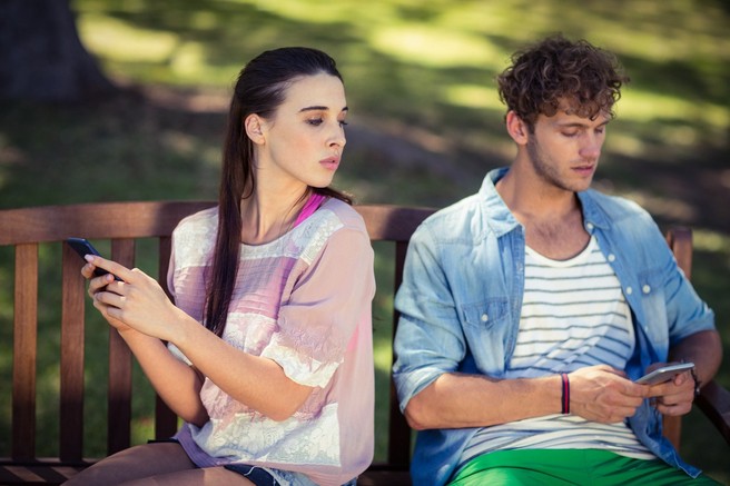 4 očitni znaki, da je vaš partner (preveč) posesiven