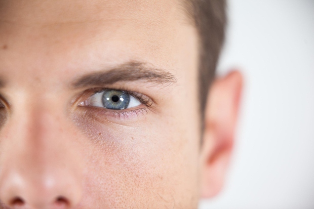 ČE IMATE SIVE OČI V resnici gre le za različico modrih oči. Pravzaprav so sive oči le malce bolj zamegljene …