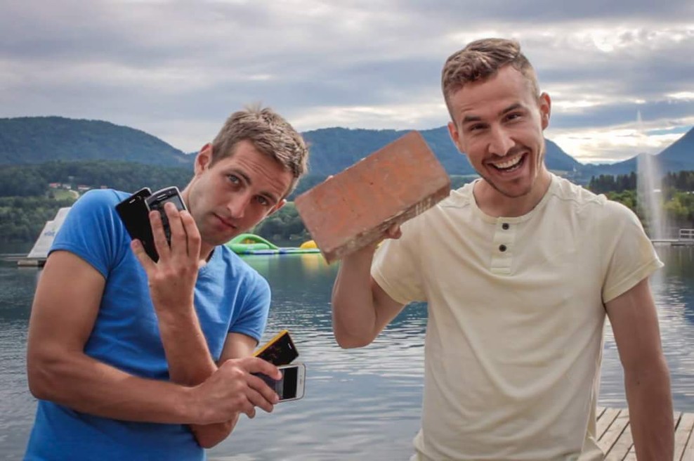 Matej in Jaka: Koliba - kontejner pub, kjer bodo pametni telefoni v času obiska zaklenjeni (foto: Facebook)