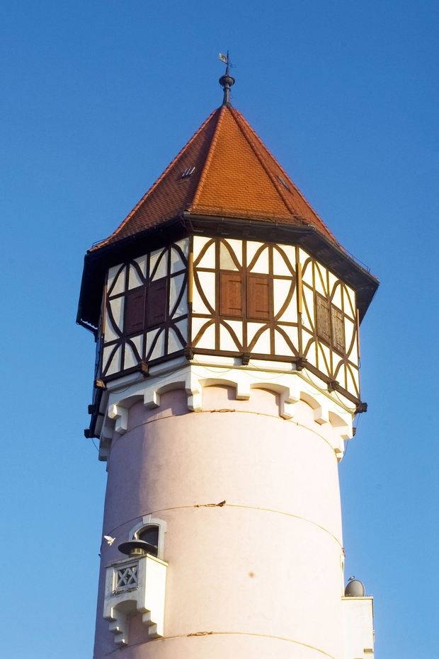BREŽICE SLOVENIJA Brežiški vodni stolp je visok 46 metrov ter je nekoč služil (zgrajen 1914) za oskrbo prebivalcev mesta s …