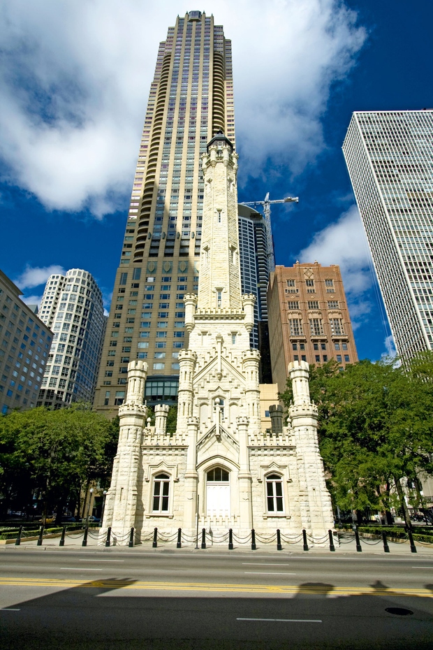 ČIKAGO, ZDA 55 metrov visoki vodni stolp je leta 1869 zgradil arhitekt William W. Boyington. Danes je stolp del kulturne …