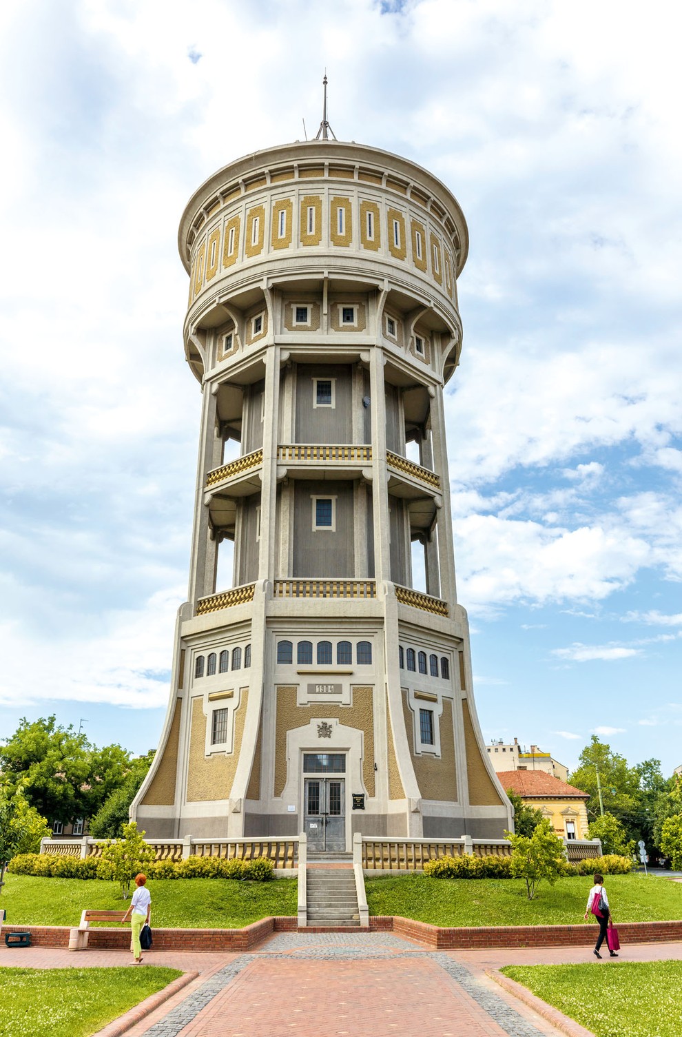 Stara gospa, Szeged, Madžarska Stara gospa je v starem centru Szegeda na trgu Sv. Ištvana. Zgrajena je bila leta 1904, …