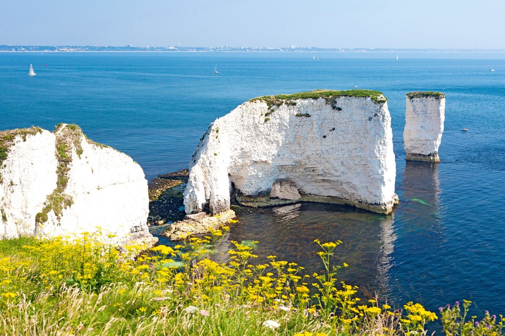 OLD HARRY SKALOVJE, DORSET, J. ANGLIJA Tri skalnate tvorbe iz krede, ki gledajo iz morja, so najbolj obiskana točka jurske …