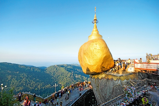 ZLATA SKALA ALI ČAJKTIJO PAGODA, BURMA Zlata skala je znano budistično romarsko mesto v Mjanmaru. To je majhna pagoda (7,3 …