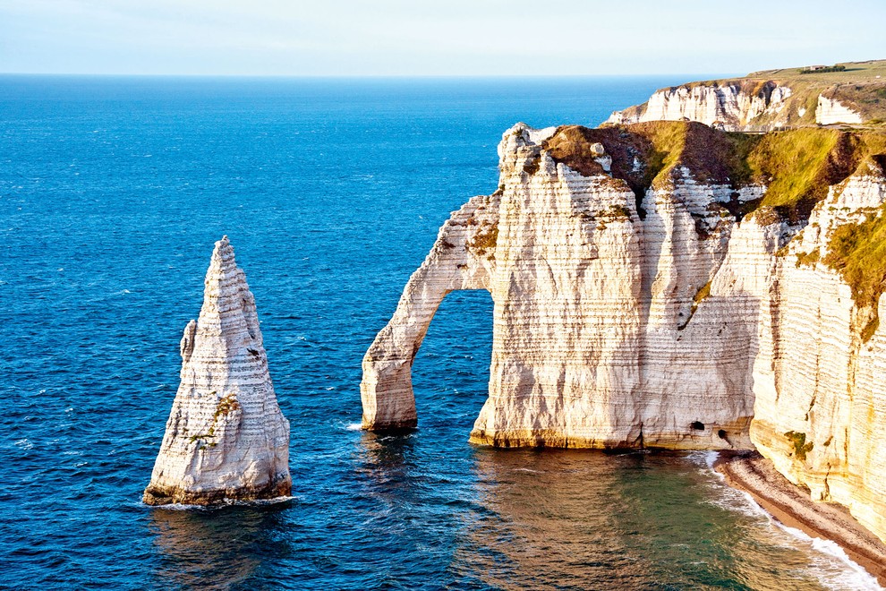 ETRETAT, NORMANDIJA, FRANCIJA Etretat je najbolj znan po svojih klifih, vključno s tremi naravnimi oboki in koničasto 'iglo'. Mistične pečine …