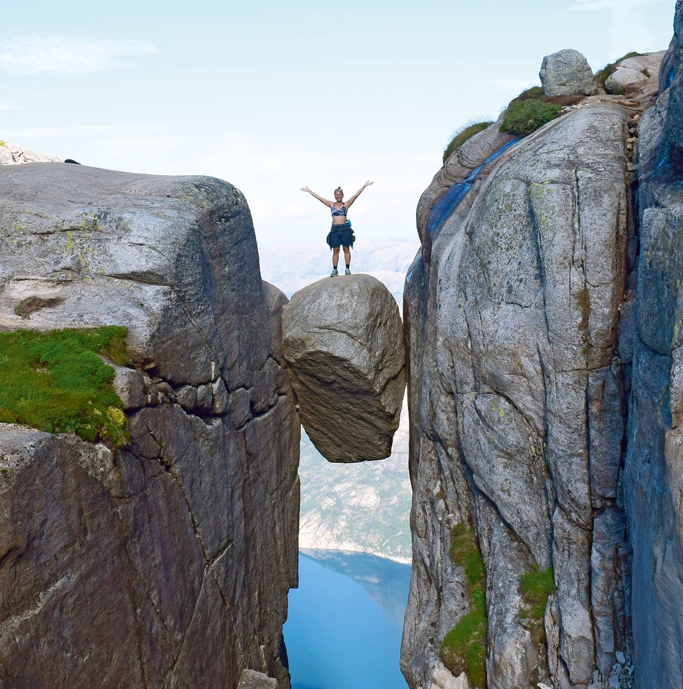 KJERAGBOLTEN, FJORD LYSEFJORD, JUŽNOZAHODNA NORVEŠKA Kjeragbolten je pet kubičnih metrov velika skala, zagozdena med dve vertikalni steni, na klifu Kjerag, …