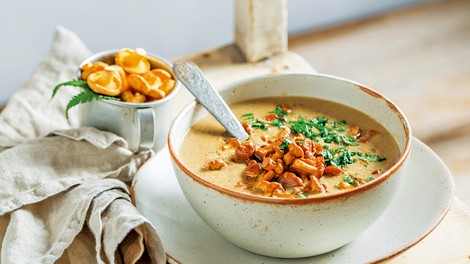 Krompirjeva juha z lisičkami