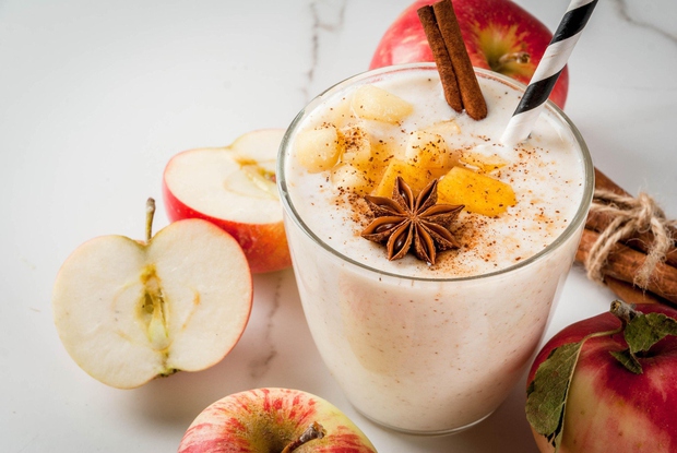 Jabolčno-karamelna kombinacija Potrebujete: ¾ skodelice mleka ¼ nesladkanega jabolčnega soka 1 jabolko 1 čajno žlico nesladkanega karamelnega sirupa Led