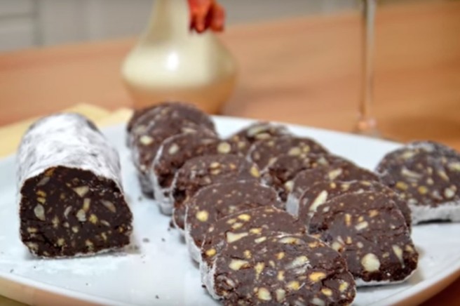 RECEPT: Čokoladna salama