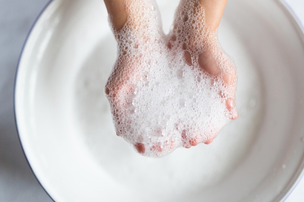 Do konca posušite svoje roke Enako pomembno kot umivanje rok z milom in drgnjenje vsakega kotička je tudi sušenje. Ko …
