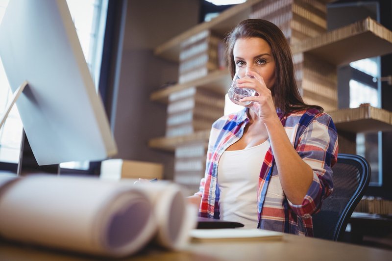 Koliko tekočine spijete na delovnem mestu? (foto: Profimedia)