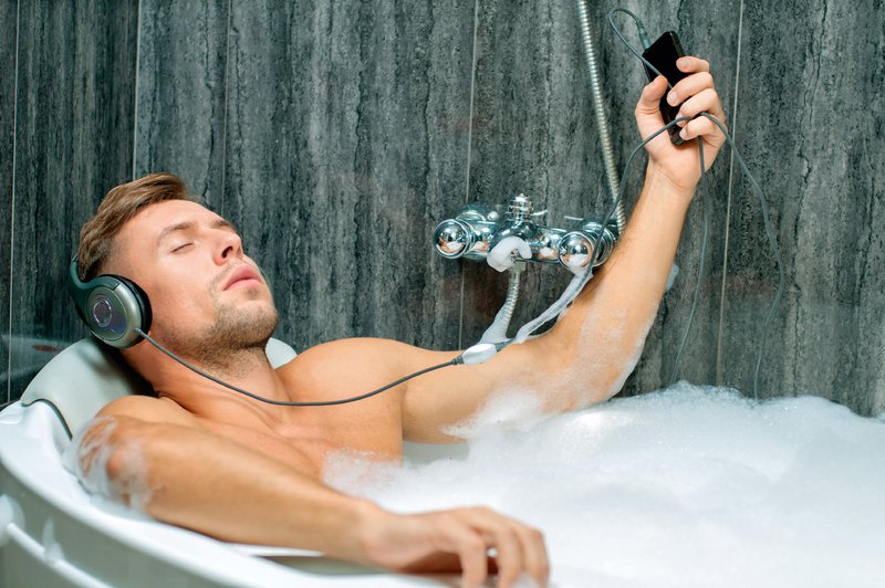 4 neprijetne navade, ki jih moški razvijejo, če dlje živijo sami (foto: Shutterstock)