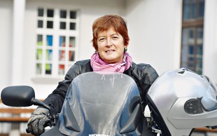Nataša Kogoj: Ženstvenost v motorističnem sedežu