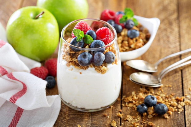 Sir in jogurt Občutljivost na mlečne beljakovine (npr. kazein) se lahko razvije z leti, značilen simptom je lahko med drugim …