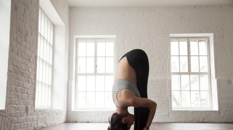4 jogijski položaji, s katerimi premagate praznično napihnjenost