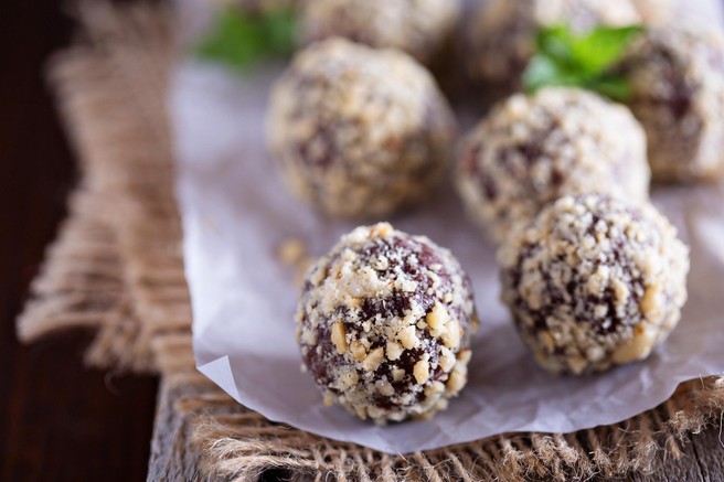 RECEPT: Čokoladne energijske kroglice za zdrav prigrizek