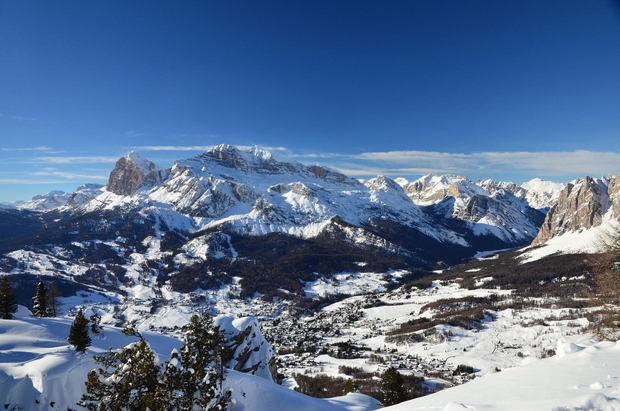Cortina d'Ampezzo, Italija Ima zagotovo eno najlepših pokrajin, ki jo obkrožajo slikoviti vrhovi Dolomitov. Pozimi se v Cortino zgrinjajo ljubitelji …