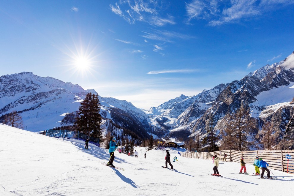 Courmayeur, Italija Zgodovina, čudovita pokrajina in Mont Blanc. Prečudovito staro mestno jedro stoji na italijanski strani gore Mont Blanc, smučanje …