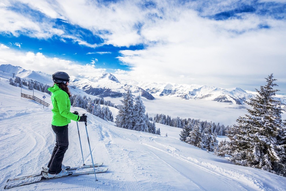 Kitzbuehel, Avstrija Tirolski šarm, tlakovane ulice in smučarska tekmovanja. Kitzbuehel januarja gosti tekmovanje za pokal Hahnenkamm, ko se najboljši preizkusijo …