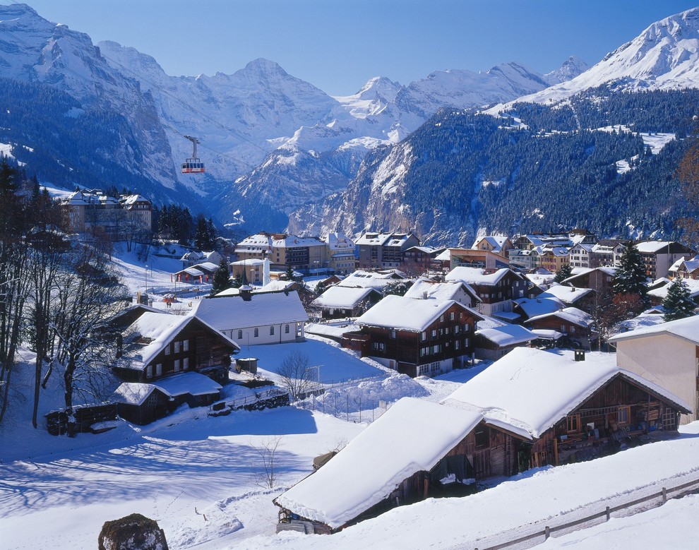 Wengen, Švica Klasična švicarska vasica, ki jo obdajajo znameniti vrhovi in do katere je mogoče pelje železnica ali gondola, pogled …