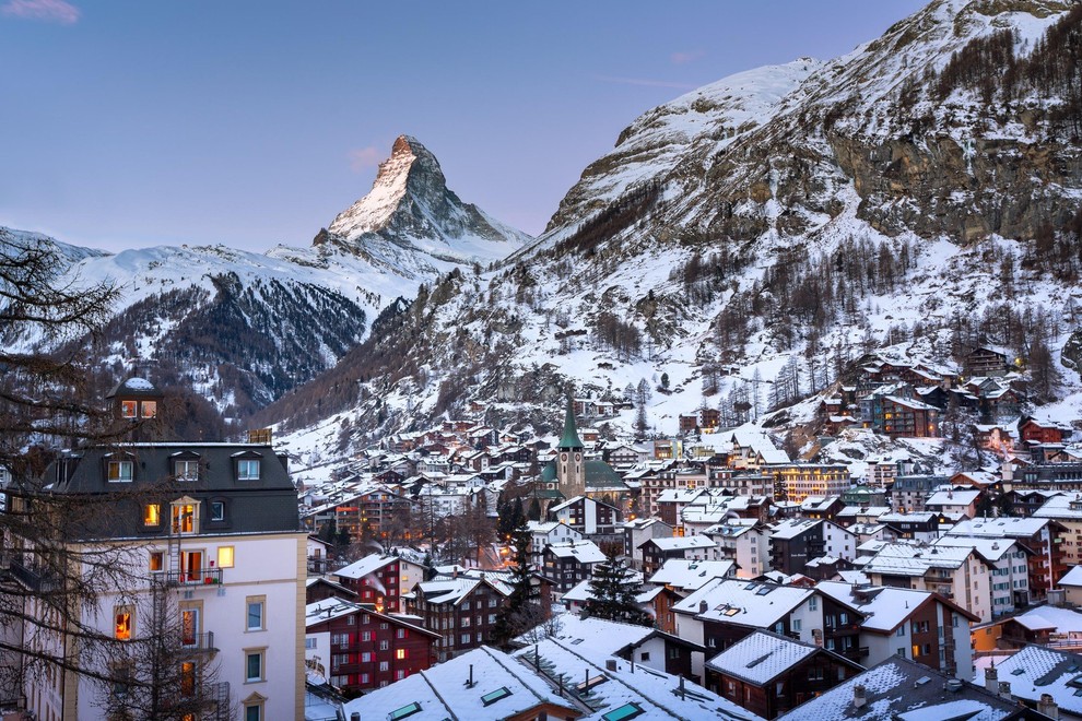 Zermatt, Švica Slavni Valais kanton, kjer avtomobili niso dovoljeni, ikonični špičasti vrh v ozadju, bogata zgodovina planirarjenja, arhitektura, gorska železnica …