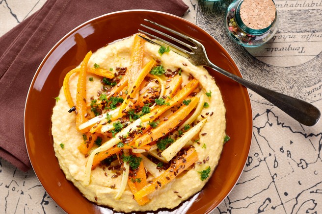 Čičerkin humus s pečenimi korenovkami