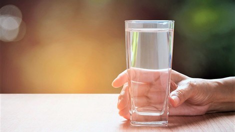 Zakaj voda, ki jo pustimo stati v kozarcu, čez čas spremeni okus? (in ali je varna za pitje)