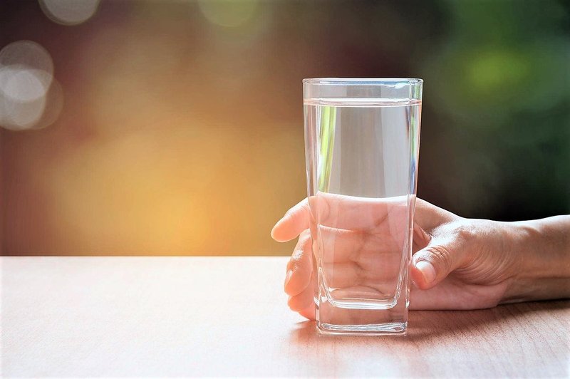 Zakaj voda, ki jo pustimo stati v kozarcu, čez čas spremeni okus? (in ali je varna za pitje) (foto: Profimedia)