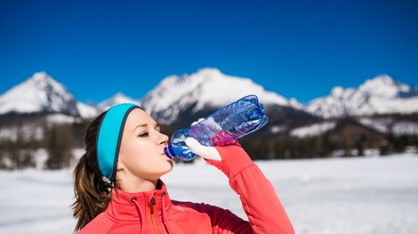 Zimske aktivnosti na prostem: Okusen napitek za hidracijo in zaščito pred virusi in bakterijami