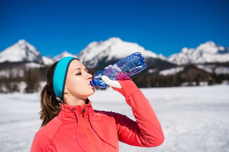 Zimske aktivnosti na prostem: Okusen napitek za hidracijo in zaščito pred virusi in bakterijami (foto: Shutterstock)