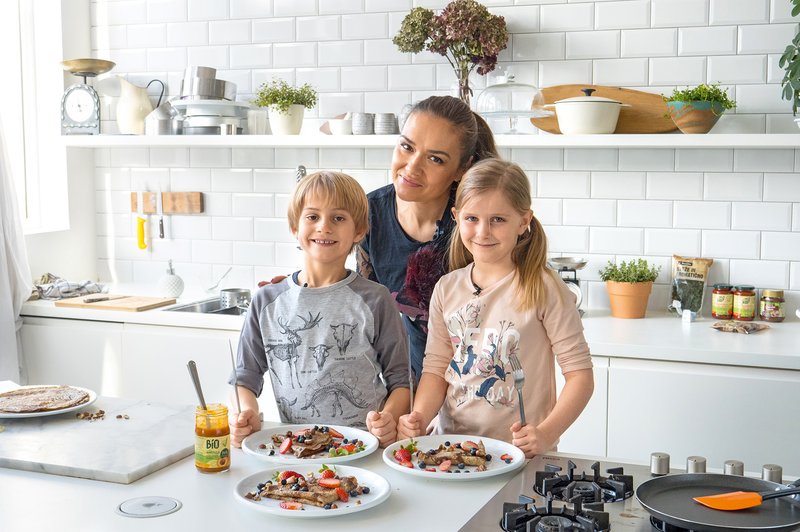 Alenka Košir je z Ianom in Tinkaro pripravila beljakovinske palačinke. (foto: promocijske fotografije)