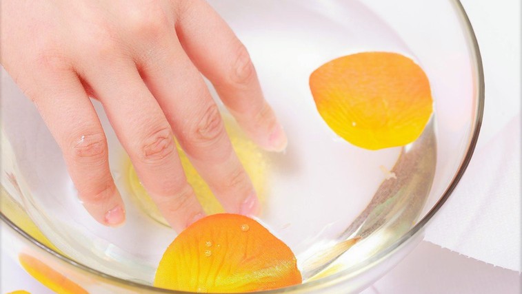 Poglejte, kaj se zgodi, če 2 tedna namakate roke v jabolčni kis! (foto: Profimedia)