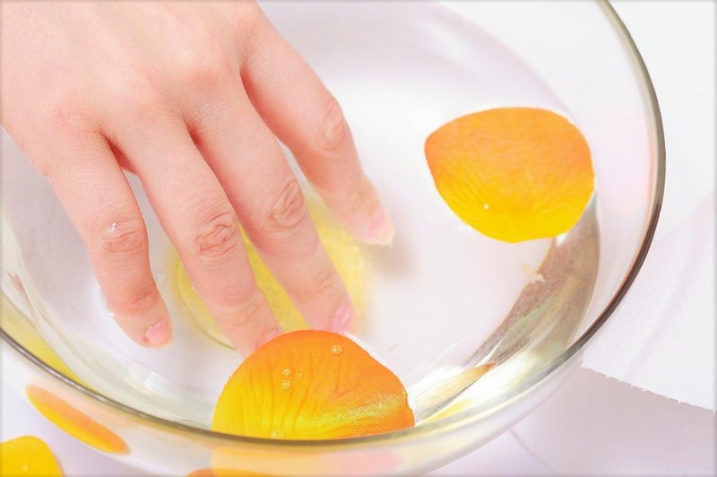 Poglejte, kaj se zgodi, če 2 tedna namakate roke v jabolčni kis! (foto: Profimedia)
