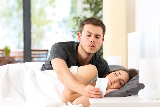 Vsak tretji na spletu vohuni za svojim partnerjem