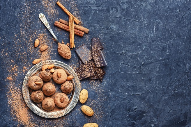 Recept: Medene kroglice z mandlji