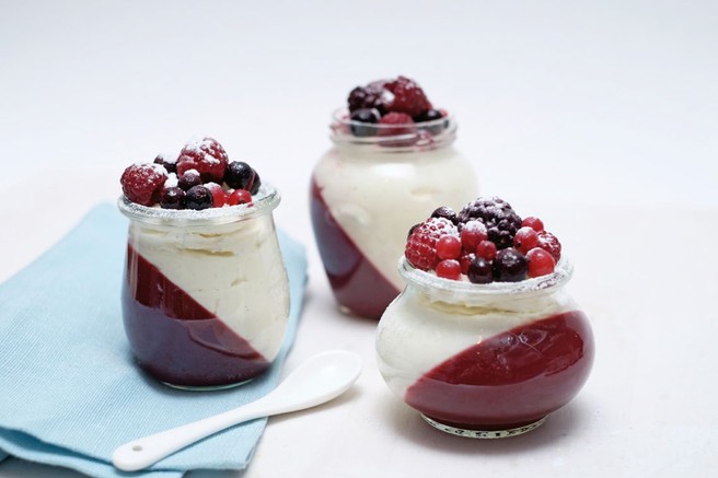 Mascarpone krema z jagodami, servirana v kozarcu