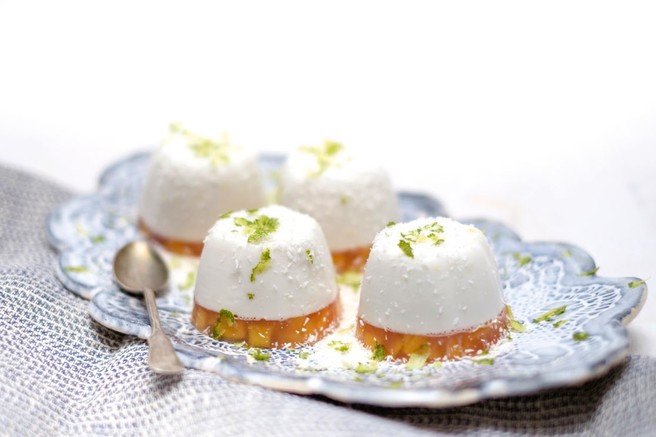 Kokosov puding z mangovim želejem