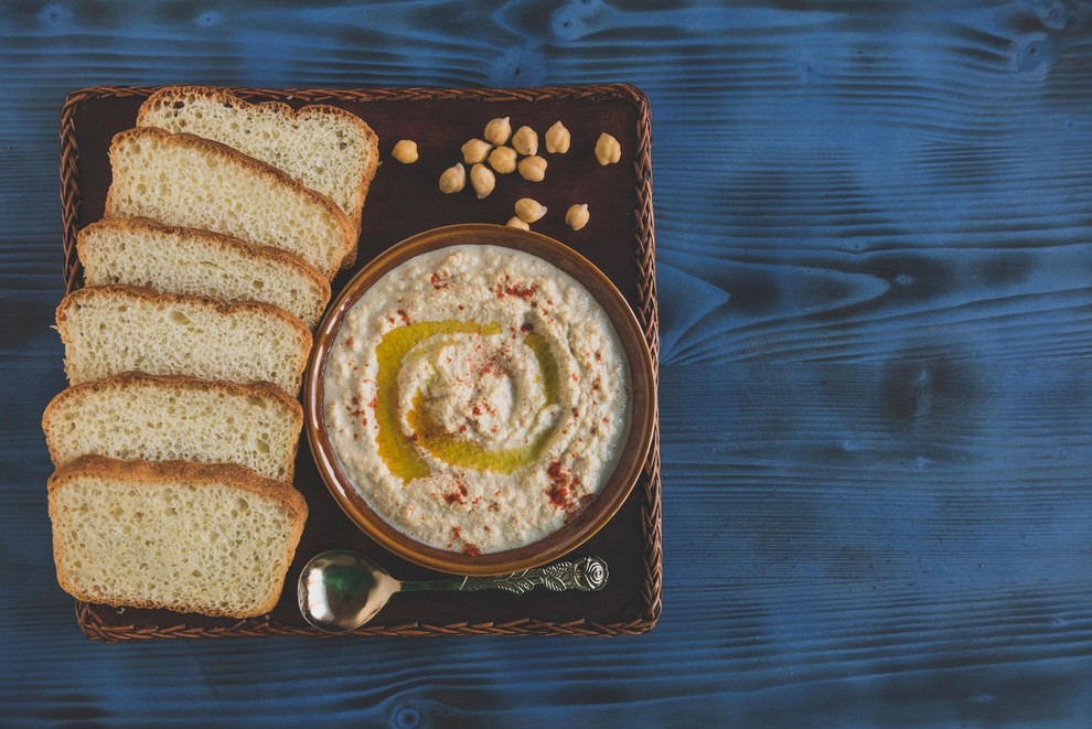 Humus Humus je odlična kombinacija beljakovin in zdravih maščob. Čičerika na primer vsebuje veliko vlaknin, železa in vitamine B. Dodajte …