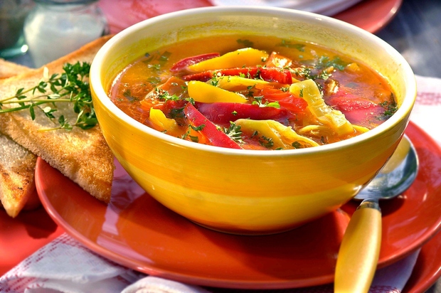 Zelenjavna juha Tudi juha je vrsta tekočine, ki prispeva k hidraciji. Če jo napolnite z zelenjavo, boste dobili še vitamine, …