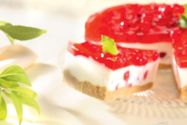 Kefirjeva torta z ribezom (brez peke)