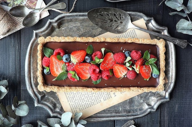 Kremna čokoladna torta s hrustljavo skorjico (vegansko, brez glutena in predelanih sladkorjev)