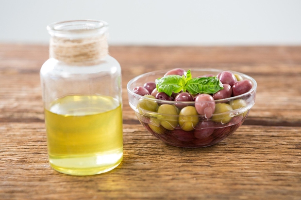 Oljčno olje Z dodajanjem oljčnega olja različnim jedem lahko omilite prve znake staranja kože. Dodajte ga omakam, solati, mesu …