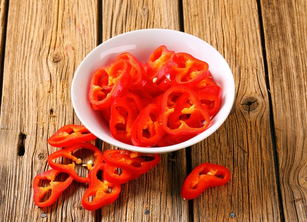 Rdeča paprika Paprika vsebuje vitamin C, ki bo poleg ščitenja kože pred sončnimi žarki poskrbel tudi za gube in nekatere …
