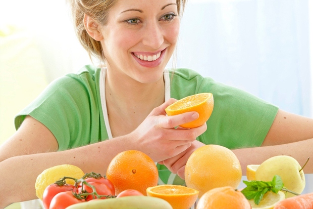 Izberite prava živila Pogosto si privoščite sadje, zelenjavo in cela (nepredelana) živila. Vsebujejo veliko vlaknin in pri presnovi porabijo več …